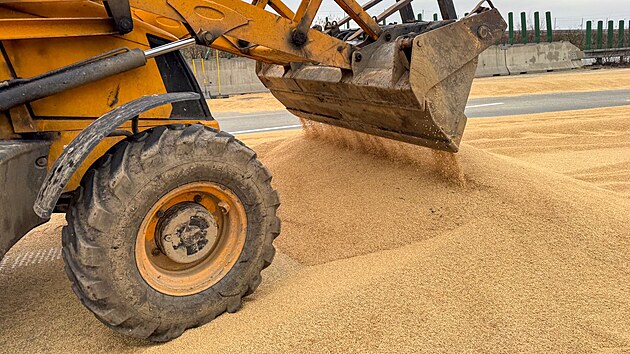 Likvidace nehody nákladního vozidla, ze kterého se na vozovku D48 u Frýdku-Místku vysypalo obilí. (19. února 2024)