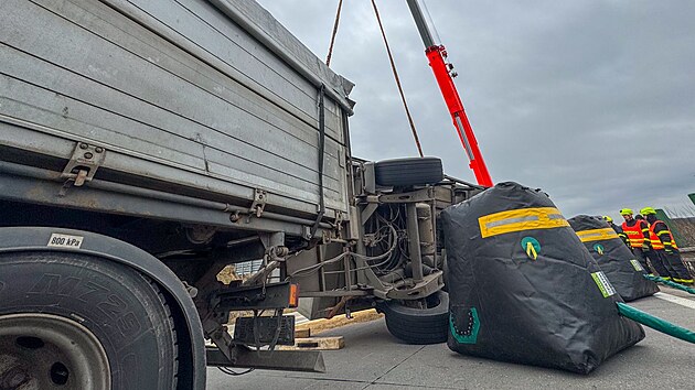 Likvidace nehody nákladního vozidla, ze kterého se na vozovku D48 u Frýdku-Místku vysypalo obilí. (19. února 2024)