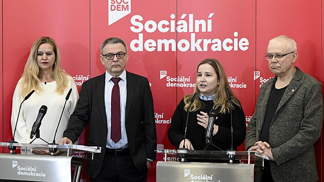 Expremiér za SOCDEM Vladimír Špidla a první tři kandidáti SOCDEM pro volby do europarlamentu Lubomír Zaorálek, Daniela Ostrá a Lenka Desatová.