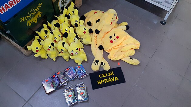 Padělky značkového zboží zajištěné celníky při kontrolách.