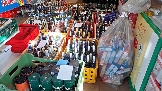 Nelegální zboží nebo alkohol bez platných kolků končí také ve skladech celní správy.