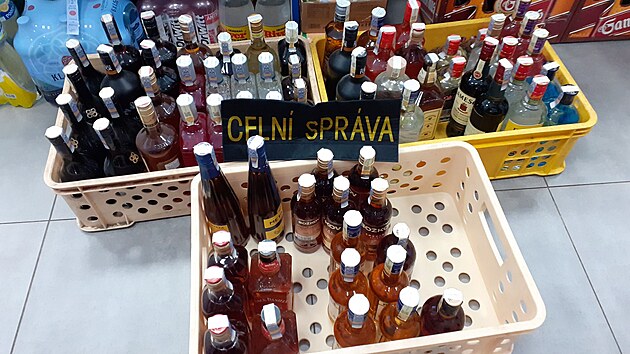 Nelegální zboží nebo alkohol bez platných kolků končí také ve skladech celní správy.