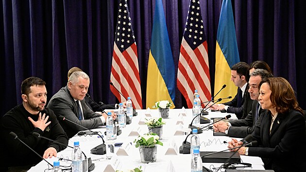 Ukrajinsk prezident Volodymyr Zelenskyj, americk viceprezidentka Kamala Harrisov a lenov jejich delegac na Mnichovsk bezpenostn konferenci (17. nora 2024)