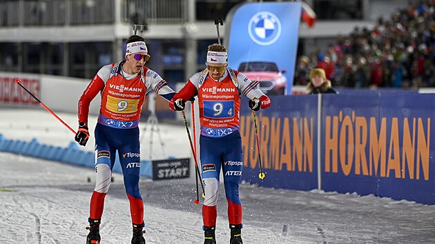 Jonáš Mareček (vlevo) předává štafetu Vítězslavu Hornigovi na MS v Novém Městě.