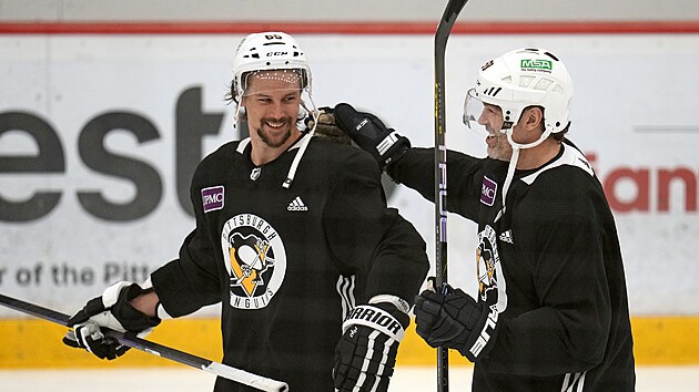 Erik Karlsson (vlevo) a Jaromr Jgr na trninku Pittsburgh Penguins.