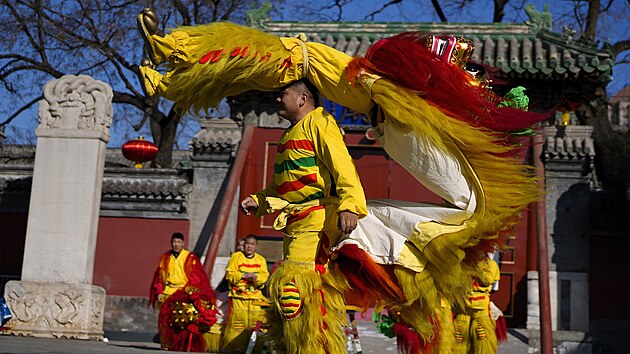 an v Pekingu slav pchod novho lunrnho roku, tentokrt ve znamen draka. (10. nora 2024)