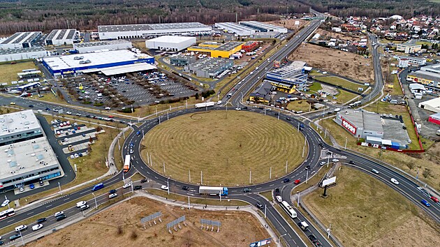Kruhový objezd na domažlické výpadovce z Plzně má mít v budoucnu více pruhů, aby byl dostatečně průjezdný i pro automobily, které sem přivádí nový západní okruh Plzně. (1. února 2024)
