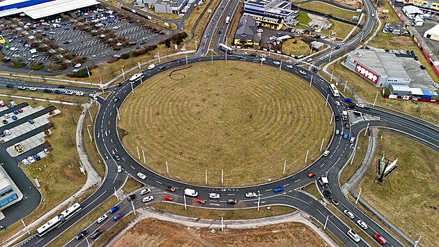 Kruhový objezd na domažlické výpadovce z Plzně má mít v budoucnu více pruhů, aby byl dostatečně průjezdný i pro automobily, které sem přivádí nový západní okruh Plzně. (1. února 2024)