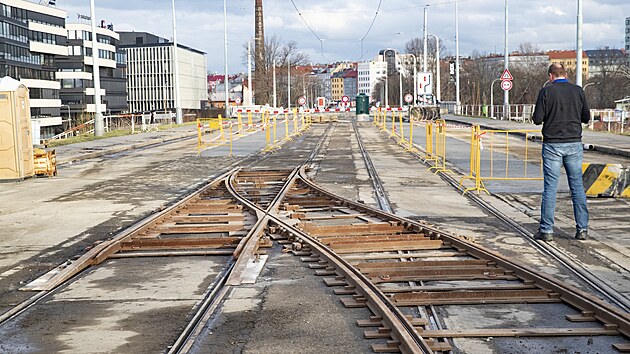 Kvůli rekonstrukci Libeňského mostu se na mostním tělese instaluje tramvajová úvrať. (15. února 2024)