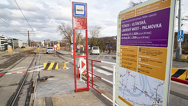 Kvůli rekonstrukci Libeňského mostu se na mostním tělese instaluje tramvajová úvrať. (15. února 2024)