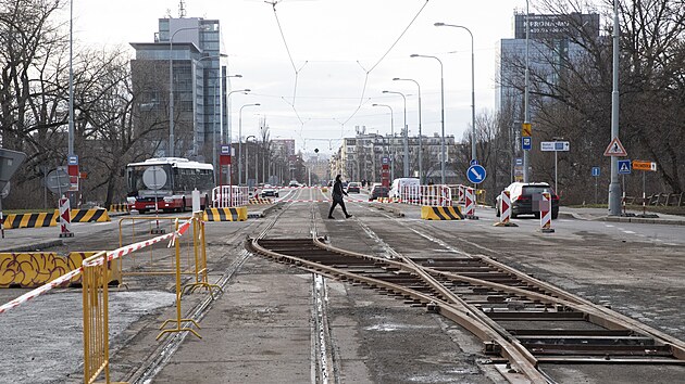 Kvůli rekonstrukci Libeňského mostu se na mostním tělese instaluje tramvajová úvrať (15. února 2024)