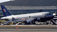 Airbus 319 spolenosti United Airlines sedí na letitní ploe mezinárodního...