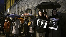 Lidé vzdávají úctu po smrti Alexeje Navalného ped ruským velvyslanectvím ve...