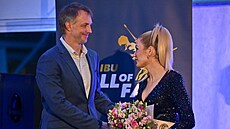 Ondej Rybá gratuluje Gabriele Soukalové k uvedení do sín slávy IBU v Novém...