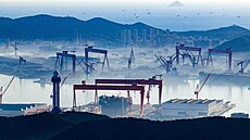 Stavba a oprava lodí v ínském mst ching-tao (20. listopadu 2023)