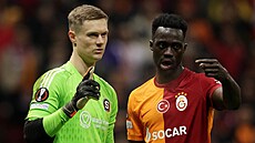 Branká Sparty Peter Vindahl a obránce Galatasaraye Davinson Sánchez