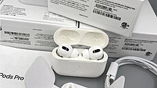 P�ekupn�ci zaplavuj� trh fale�n�mi sluch�tky AirPods. Vypadaj� p�esv�d�iv�