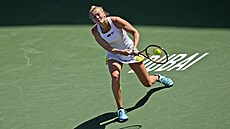 Kateina Siniaková hraje bekhend v prvním kole turnaje v Dubaji.