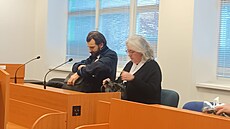 Obalovaná (vpravo) se svým obhájcem u soudu. (12. února 2024)
