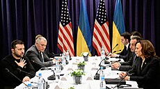 Ukrajinský prezident Volodymyr Zelenskyj, americká viceprezidentka Kamala...