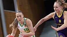 Dominica Hynková (vlevo) z KP TANY Brno útoí v zápase se Slovankou. Brání ji...