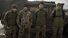 Kolumbijtí vojáci, kteí se pipojili k ukrajinským jednotkám, pózují u...