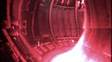 Pohled do nitra fúzního reaktoru JET