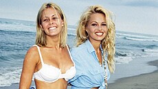 Nicole Eggertová a Pamela Andersonová v seriálu Pobení hlídka (1993)