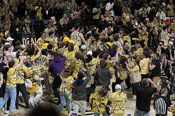 Fanouci Wake Forest slaví výhru nad Duke v univerzitní basketbalové lize NCAA.