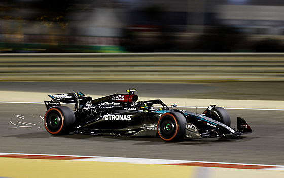 Lewis Hamilton z Mercedesu bhem druhého tréninku na Velkou cenu Bahrajnu.