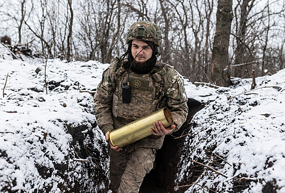 Ukrajinský voják z pluku Tsunami nese dlostelecké náloe na pozici nedaleko...