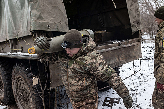 Ukrajintí vojáci pináejí dlosteleckou munici na pozici nedaleko Bachmutu v...