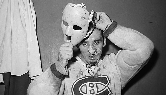 1. listopadu 1959, dostal montrealský hokejový branká Jacques Plante v zápase...