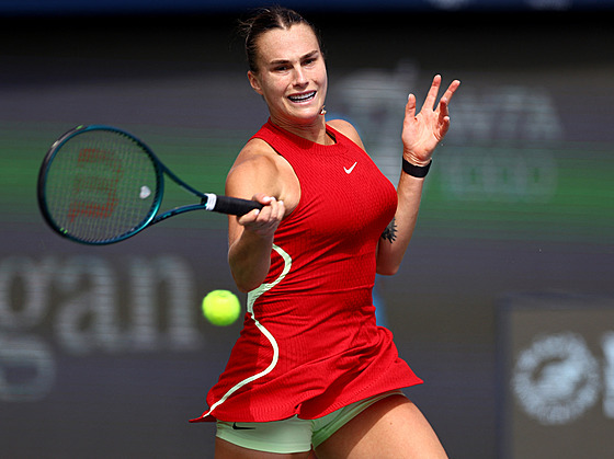 Aryna Sabalenková hraje forhend ve druhém kole turnaje v Dubaji.