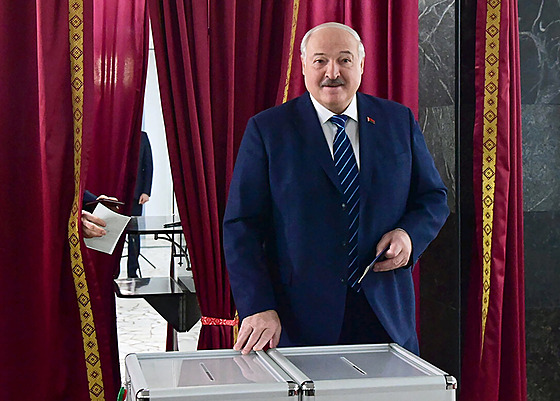Alexandr Lukaenko u voleb v Minsku (25. února 2024)