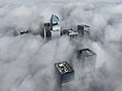 Manhattan v oblacch, msto se zahalilo do hust mlhy