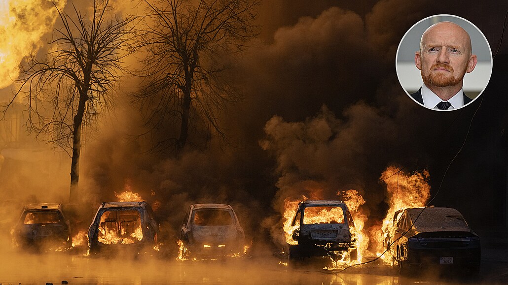 Hoící automobily po ruském raketovém útoku na Kyjev (2. ledna 2024)