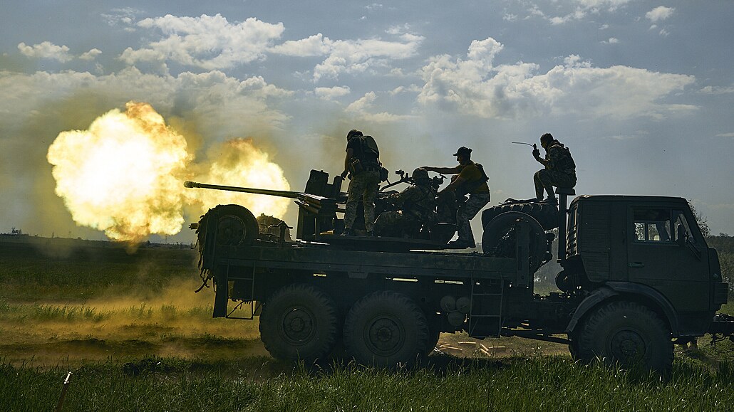 Ukrajintí vojáci stílejí z dla u Bachmutu. (15. kvtna 2023)