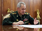 Ruský ministr obrany Sergej ojgu podává Vladimiru Putinovi hláení o dobytí...