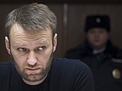 Ruský opoziní aktivista Alexej Navalnyj na archivním snímku z roku 2015 sedí v...