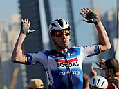 Belgický cyklista Tim Merlier projídí vítzn cílem 4. etapy závodu Kolem SAE.