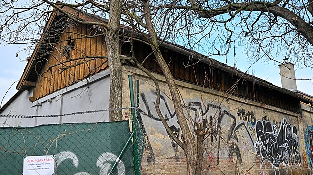 Části zachovalé zastávky Brno-Zábrdovice bývalé tišnovské dráhy, která ukončila provoz v roce 1962. Na snímku někdejší výpravní budova.