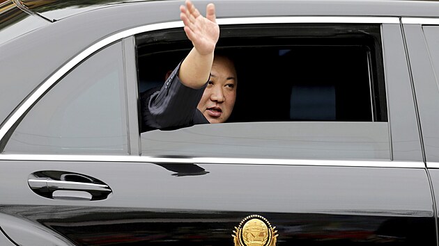 Severokorejsk vdce Kim ong-un mv z auta po pjezdu vlakem do vietnamskho Dong Dangu ped svm druhm summitem s americkm prezidentem Donaldem Trumpem. (26. nora 2019)