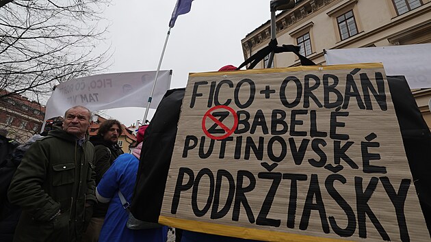 Protest proti maarskmu premirovi Viktoru Orbnovi a slovenskmu premirovi Robertu Ficovi, kte se v Praze astn jednn pedsed vld Visegrdsk skupiny. (27. nora 2024)