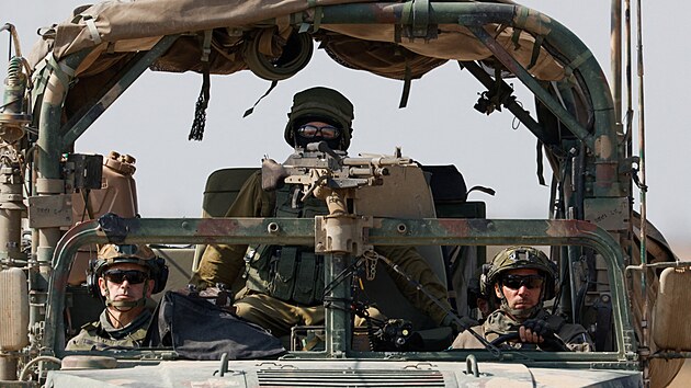 Izraelsk vojensk vozidlo manvruje pobl hranice mezi Izraelem a Gazou. (28. nora 2024)