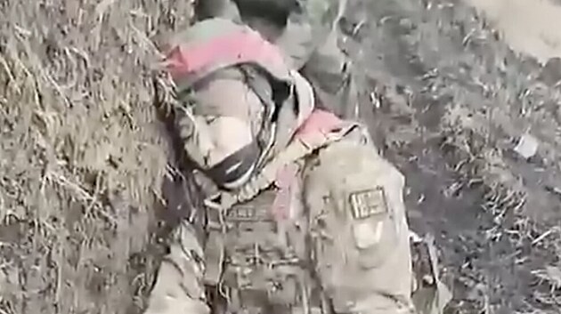 Snímek z bojiště na Ukrajině, na kterém je podle ukrajinské armády zabitá ruské vězeňkyně. (4. ledna 2024)