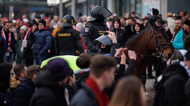 Policist na koni mezi fanouky ped pohrovm derby mezi Slavi a Spartou.