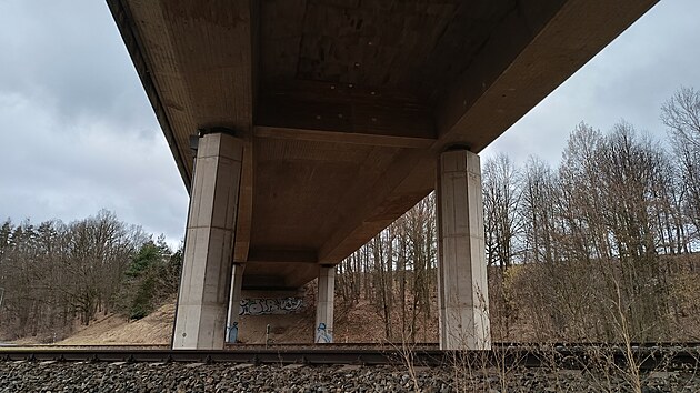 Projektantem byla cena oprav mostu odhadnuta na 44 milion korun. Veejn soute se astn est stavebnch firem.