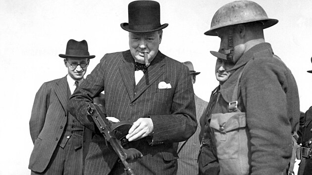 Slavní snímek z 31. ervence 1940, na kterém Churchill pózuje se samopalem...