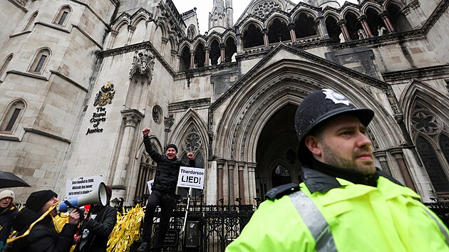 Podporovatel Juliana Assange ped budovou soudu v Londn (21. nora 2024)